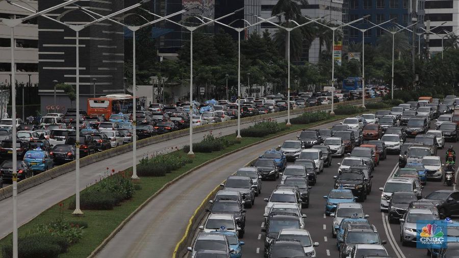 Suasana aktivitas pasar Nangka, Jakarta Pusat, Rabu (19/2). Komisi XI Dewan Perwakilan Rakyat (DPR) menyetujui usulan Menteri Keuangan Sri Mulyani untuk menerapkan cukai terhadap produk plastik secara keseluruhan, bukan hanya kantong plastik. Pasalnya, dari sebagian besar anggota berpandangan bahwa, apabila pemerintah ingin mengedepankan aspek lingkungan dan kesehatan, seharusnya cukai plastik bukan hanya ditunjukkan untuk kantong kresek saja. Tapi juga terhadap beberapa produk plastik lainnya, seperti minuman kemasan, kemasan makanan instan, dan lain sebagainya. Sri Mulyani juga mengajukan pengenaan beberapa produk kena cukai ke Komisi XI DPR. Salah satu barang yang akan kena cukai adalah kendaraan bermotor khususnya kendaraan yang masih mengeluarkan emisi CO2. Ketentuan yang akan diatur adalah, dikecualikan pada kendaraan:

Kendaraan yang tak menggunakan BBM seperti kendaraan listrik

Kendaraan umum, kendaraan pemerintah, kendaraan keperluan khusus seperti ambulan dan damkar

Kendaraan untuk kebutuhan ekspor

Berdasarkan bahan Kementerian Keuangan (Kemenkeu) yang diterima վ, belum ada besaran tarif yang diusulkan. Besaran tarif dapat berubah tergantung tujuan dari kebijakan pemerintah. (վ/Muhammad Sabki)