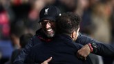 Pelatih Liverpool Jurgen Klopp memberi selamat kepada juru taktik Atletico Madrid Diego Simeone. (AP Photo/Manu Fernandez)