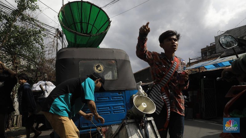 Pengamen ondel-ondel mengaku mereka bisa mengumpulkan Rp 100 ribu hingga Rp 150 ribu per hari. Jumlah itu lantas dibagi kepada lima orang di setiap tim.