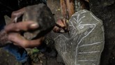 Giron mengaku gemar berkeliling hutan di sekitar rumahnya, dan ketika di usia 33, ia memutudkan menghabiskan hidup di alam bebas. Salah satunya, menciptakan seni ukir di bebatuan yang telah diidam sejak kecil. (Photo by INTI OCON / AFP)