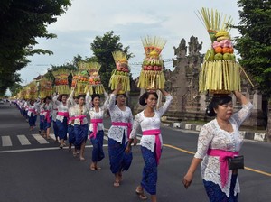 Makna Selendang Pinggang yang Biasa Dipakai Perempuan Bali