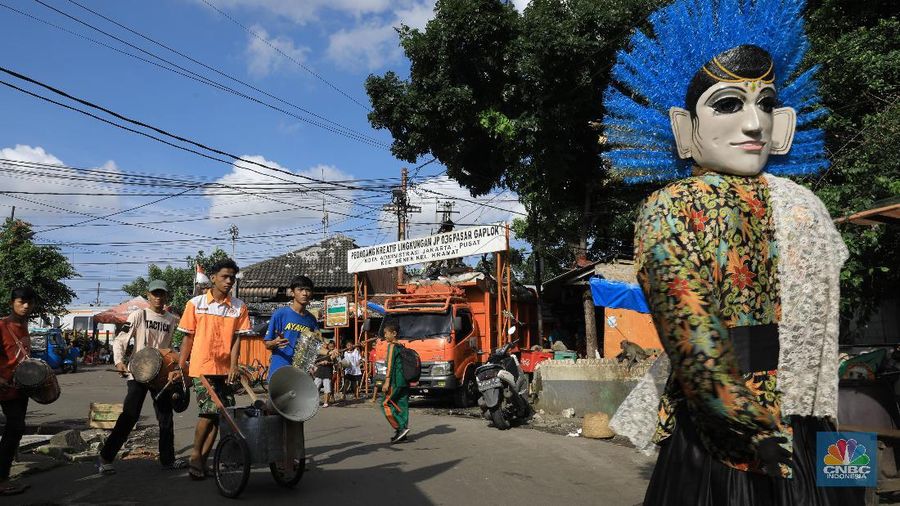 Pengamen ondel-ondel mengaku mereka bisa mengumpulkan Rp 100 ribu hingga Rp 150 ribu per hari. Jumlah itu lantas dibagi kepada lima orang di setiap tim.