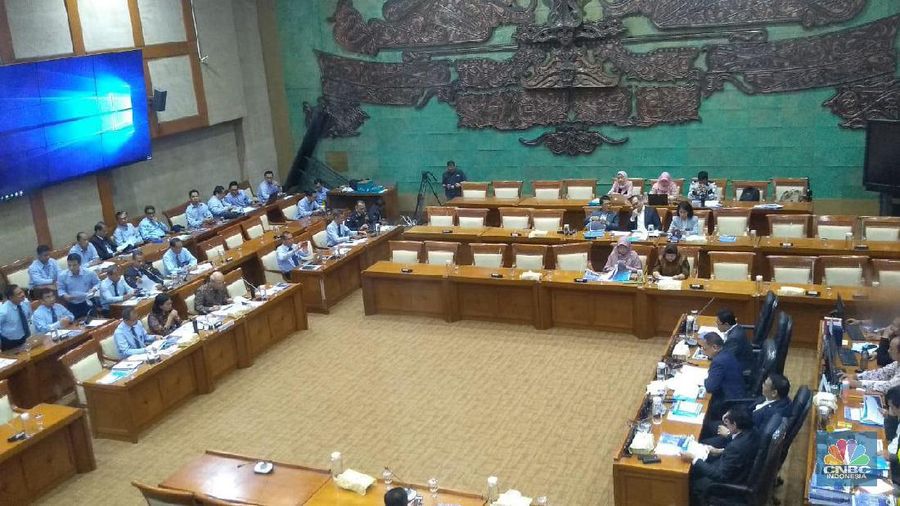 Menteri Keuangan melakukan rapat kerja bersama Komisi XI bahas cukai plastik (CNBC Indonesia/Cantika Adinda Putri)