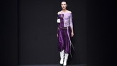 Warna ungu muda yang dikombinasikan dengan ungu tua menjadi salah satu tampilan ikonik dalam show tersebut (Andreas SOLARO / AFP)