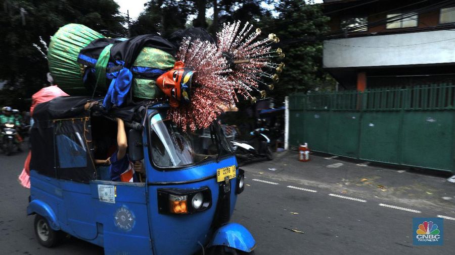 Pengamen ondel-ondel mengaku mereka bisa mengumpulkan Rp 100 ribu hingga Rp 150 ribu per hari. Jumlah itu lantas dibagi kepada lima orang di setiap tim.