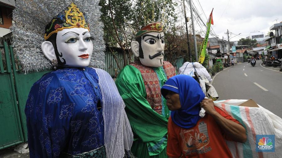 Suasana kampung Ondel-ondel Jalan Kembang Pacar, Kramat Pulo, Senen, Jakarta Pusat, Rabu (19/2/2020). Pemprov DKI Jakarta mengimbau para perajin ondel-ondel untuk tidak sembarangan menyewakan hasil karyanya itu apabila digunakan untuk mengamen. Para perajin ondel-ondel Deni mengaku memahami imbauan pemerintah itu. Namun mereka berharap ada wadah kesenian bagi para perajin agar ondel-ondel tidak mati ditelan zaman.