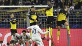 Penyerang Dortmund Erling Braut Haaland berusaha menahan tendangan bebas bintang PSG Neymar. Babak pertama berakhir imbang tanpa gol. (AP Photo/Martin Meissner)