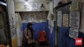 Meski pelanggan sudah tak seramai dahulu, tulisan-tulisan dinding itulah yang menjadi magnet bagi pelanggan--baik yang baru maupun lama--untuk tetap datang. Selain juga, harga reparasi dan keahlian yang tidak lagi diragukan dari Koh Hendra Aseng. (CNN Indonesia/Adhi Wicaksono)