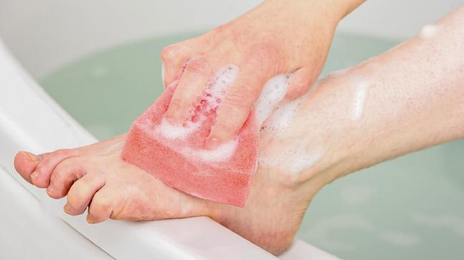 5 Alasan Wajib Mencuci Kaki saat Mandi