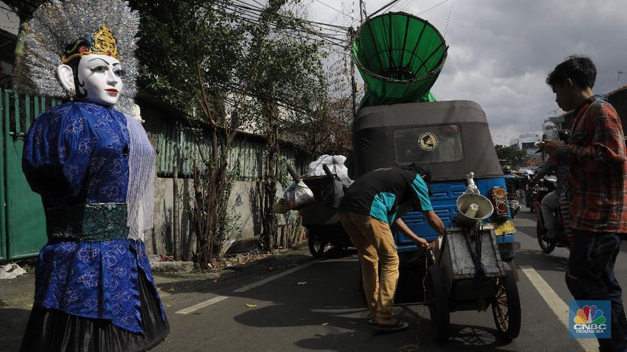 Pengamen ondel-ondel mengaku mereka bisa mengumpulkan Rp 100 ribu hingga Rp 150 ribu per hari. Jumlah itu lantas dibagi kepada lima orang di setiap tim.