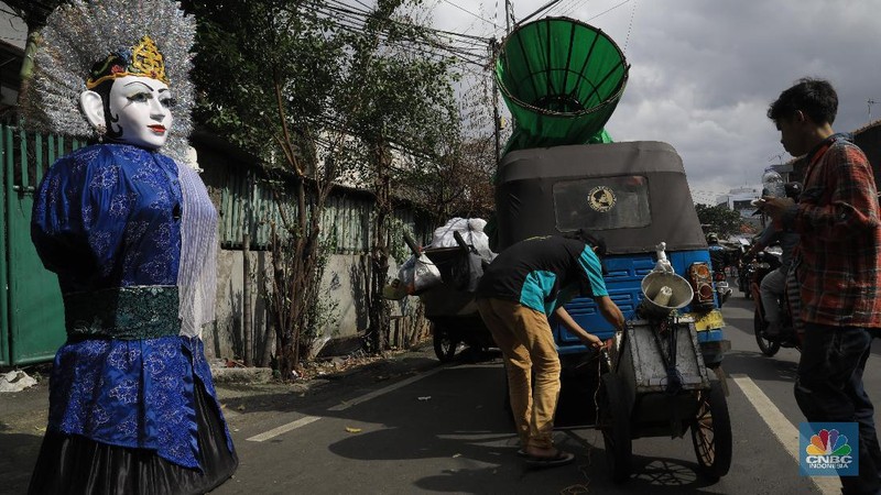 Pengamen ondel-ondel mengaku mereka bisa mengumpulkan Rp 100 ribu hingga Rp 150 ribu per hari. Jumlah itu lantas dibagi kepada lima orang di setiap tim.