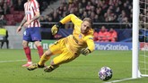 Kiper Atletico Madrid Jan Oblak menggagalkan percobaan para pemain Liverpool. The Reds mendominasi penguasaan bola hingga 69 persen, namun kesulitan menembus pertahanan tuan rumah. (AP Photo/Bernat Armangue)