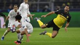 Bek PSG Marquinhos melanggar gelandang Dortmund Emre Can. Laga Dortmund vs PSG berlangsung ketat di babak pertama. (AP Photo/Martin Meissner)