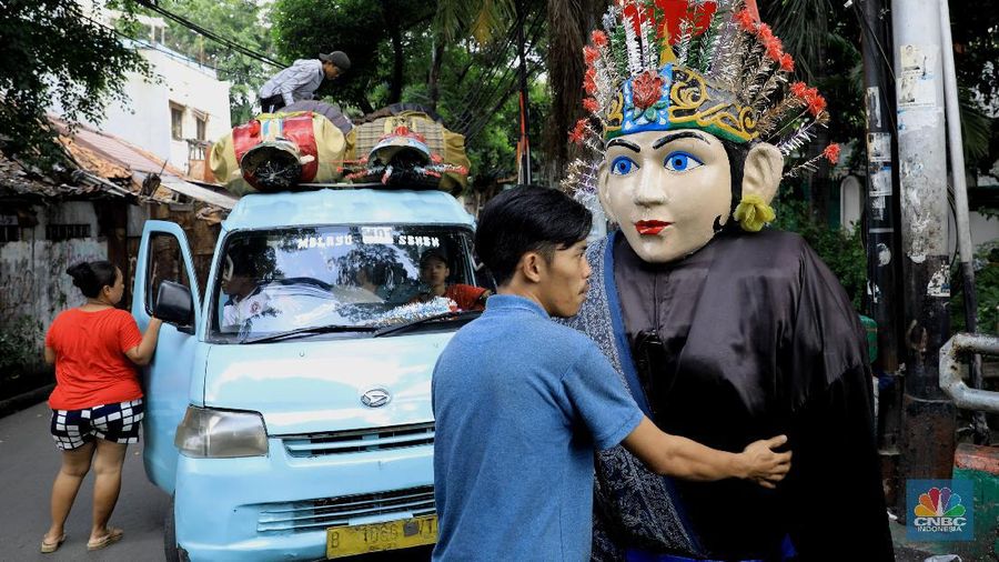 Suasana kampung Ondel-ondel Jalan Kembang Pacar, Kramat Pulo, Senen, Jakarta Pusat, Rabu (19/2/2020). Pemprov DKI Jakarta mengimbau para perajin ondel-ondel untuk tidak sembarangan menyewakan hasil karyanya itu apabila digunakan untuk mengamen. Para perajin  ondel-ondel Deni mengaku memahami imbauan pemerintah itu. Namun mereka berharap ada wadah kesenian bagi para perajin agar ondel-ondel tidak mati ditelan zaman. 
