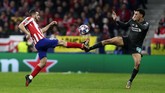 Gelandang Atletico Madrid Koke (kiri) duel dengan bek Liverpool Trent Alexander-Arnold pada babak 16 besar Liga Champions di Stadion Wanda Metropolitano, Rabu (19/2) dini hari WIB. (AP Photo/Manu Fernandez)