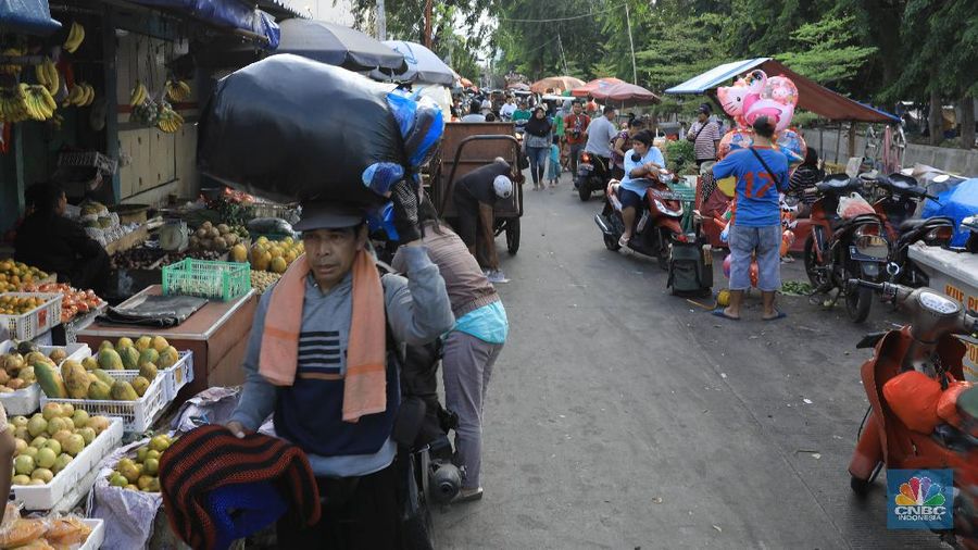 Suasana aktivitas pasar Nangka, Jakarta Pusat, Rabu (19/2). Komisi XI Dewan Perwakilan Rakyat (DPR) menyetujui usulan Menteri Keuangan Sri Mulyani untuk menerapkan cukai terhadap produk plastik secara keseluruhan, bukan hanya kantong plastik. Pasalnya, dari sebagian besar anggota berpandangan bahwa, apabila pemerintah ingin mengedepankan aspek lingkungan dan kesehatan, seharusnya cukai plastik bukan hanya ditunjukkan untuk kantong kresek saja. Tapi juga terhadap beberapa produk plastik lainnya, seperti minuman kemasan, kemasan makanan instan, dan lain sebagainya. Sri Mulyani juga mengajukan pengenaan beberapa produk kena cukai ke Komisi XI DPR. Salah satu barang yang akan kena cukai adalah kendaraan bermotor khususnya kendaraan yang masih mengeluarkan emisi CO2. Ketentuan yang akan diatur adalah, dikecualikan pada kendaraan:
Kendaraan yang tak menggunakan BBM seperti kendaraan listrik
Kendaraan umum, kendaraan pemerintah, kendaraan keperluan khusus seperti ambulan dan damkar
Kendaraan untuk kebutuhan ekspor
Berdasarkan bahan Kementerian Keuangan (Kemenkeu) yang diterima CNBC Indonesia, belum ada besaran tarif yang diusulkan. Besaran tarif dapat berubah tergantung tujuan dari kebijakan pemerintah. (CNBC Indonesia/Muhammad Sabki)