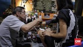 Saat jam mekanik tak lagi dianggap sebagai kebutuhan sehari-hari, dan jam quartz pun kalah oleh peran fitur di HP, beberapa brand jam mekanik menjual jam tak lagi sebagai mesin alat melainkan sebagai