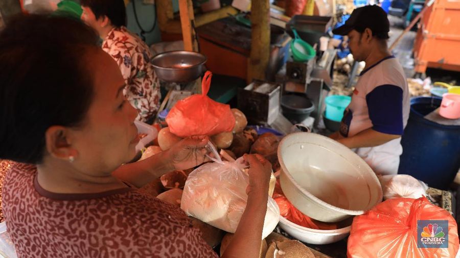 Suasana aktivitas pasar Nangka, Jakarta Pusat, Rabu (19/2). Komisi XI Dewan Perwakilan Rakyat (DPR) menyetujui usulan Menteri Keuangan Sri Mulyani untuk menerapkan cukai terhadap produk plastik secara keseluruhan, bukan hanya kantong plastik. Pasalnya, dari sebagian besar anggota berpandangan bahwa, apabila pemerintah ingin mengedepankan aspek lingkungan dan kesehatan, seharusnya cukai plastik bukan hanya ditunjukkan untuk kantong kresek saja. Tapi juga terhadap beberapa produk plastik lainnya, seperti minuman kemasan, kemasan makanan instan, dan lain sebagainya. Sri Mulyani juga mengajukan pengenaan beberapa produk kena cukai ke Komisi XI DPR. Salah satu barang yang akan kena cukai adalah kendaraan bermotor khususnya kendaraan yang masih mengeluarkan emisi CO2. Ketentuan yang akan diatur adalah, dikecualikan pada kendaraan:

Kendaraan yang tak menggunakan BBM seperti kendaraan listrik

Kendaraan umum, kendaraan pemerintah, kendaraan keperluan khusus seperti ambulan dan damkar

Kendaraan untuk kebutuhan ekspor

Berdasarkan bahan Kementerian Keuangan (Kemenkeu) yang diterima CNBC Indonesia, belum ada besaran tarif yang diusulkan. Besaran tarif dapat berubah tergantung tujuan dari kebijakan pemerintah. (CNBC Indonesia/Muhammad Sabki)