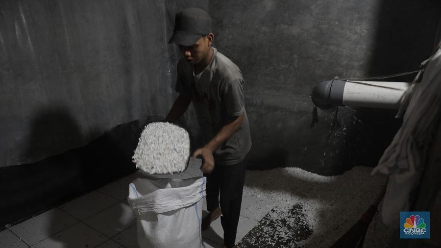 Usaha pengolahan limbah plastik ini cukup menjanjikan, seorang pebisnis ini bisa dapat omzet mencapai Rp40-50 juta per pekan.