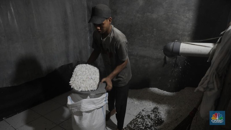 Usaha pengolahan limbah plastik ini cukup menjanjikan, seorang pebisnis ini bisa dapat omzet mencapai Rp40-50 juta per pekan.