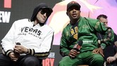 Tyson Fury duduk bersama pelatihnya, Javon