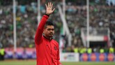 Mantan pemain Persija Jakarta yang kini menjabat manajer tim, Bambang Pamungkas, mewakili tim untuk menerima medali runner up Piala Gubernur Jatim 2020. Sebab, pemain Persija enggan keluar ruang ganti lantaran alasan keamanan. (ANTARA FOTO/Zabur Karuru)