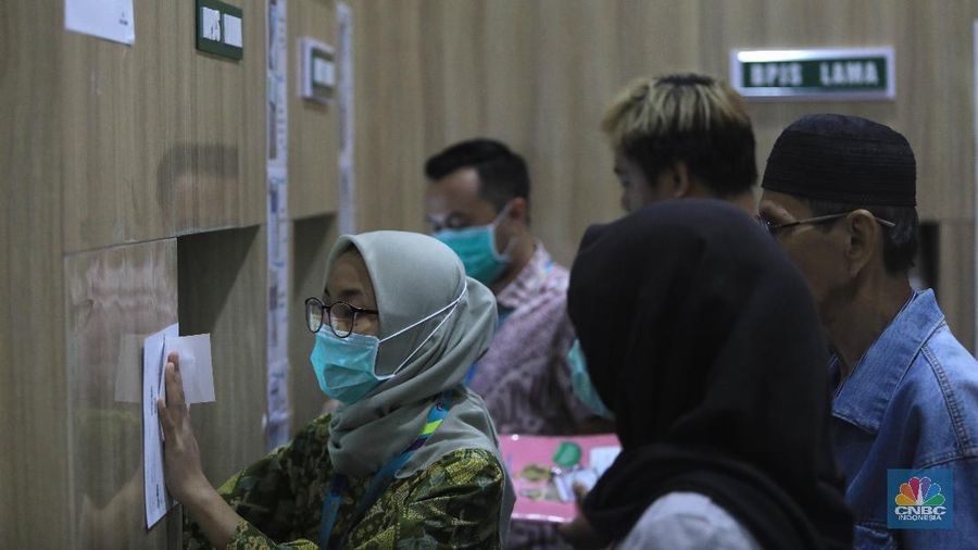 Antrian Pasien BPJS Kesehatan (CNBC Indonesia/Muhammad Sabki)