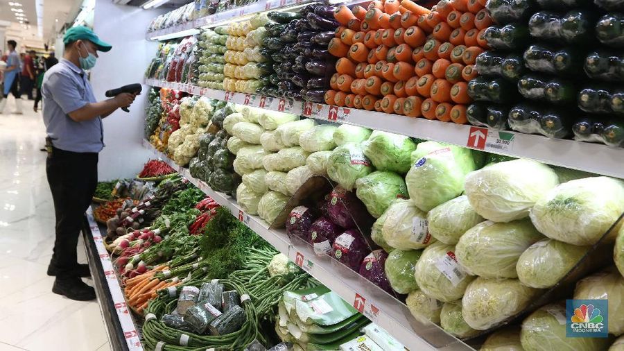 Petugas Swalayan mengecek buah dan sayuran di Supermarket Kawasan Tangerang Selatan, Kamis (20/02/2020). Pemerintah berupaya melakukan peningkatan produksi buah-buahan dalam negeri dan diharapkan tidak hanya dilakukanuntuk mendongkrak ekspor. (CNBC Indonesia/Muhammad Sabki)