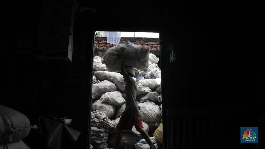Usaha pengolahan limbah plastik ini cukup menjanjikan, seorang pebisnis ini bisa dapat omzet mencapai Rp40-50 juta per pekan.