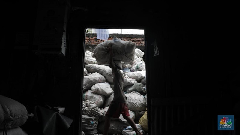 Usaha pengolahan limbah plastik ini cukup menjanjikan, seorang pebisnis ini bisa dapat omzet mencapai Rp40-50 juta per pekan.