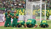 Persebaya Surabaya makin dominan dan mampu mengakhiri pertandingan dengan skor 4-1. Kemenangan ini diwarnai kartu merah bek Persija Ryuji Utomo pada pertengahan babak pertama. (ANTARA FOTO/Zabur Karuru)