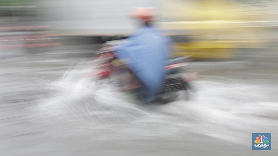 Banjir melanda Jalan Panjang di Jakarta Barat. Akibatnya, perumahan Green Garden, Kedoya, Jakbar banjir setinggi 30 cm, (20/2/2020).
Pantauan CNBC Indonesia di lokasi, kamis (20/2/2020), air menggenang sebetis orang dewasa.
Pengendara motor yang terjebak banjir terpaksa harus mendorong motornya.
Banjir tidak membuat nyali pemotor ciut, bahkan pemotor pun berani menerobosnya.
Air mulai membanjiri perumahan Green Garden sejak jam 1 malam (19/2/2020). Menurut warga, banjir di kawasan tersebut sudah langganan apabila hujan turun seharian.
Belum ada pihak terkait petugas pengelola tata air khusus jakarta barat yang datang kelokasi banjir.
Menurut penuturan warga Sulaiman yang bertempat tinggal di perumahan tersebut