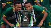 Ini menjadi gelar kedua Persebaya Surabaya di Piala Gubernur Jatim. Sebelumnya Bajul Ijo sukses meraih juara pada 2006. (ANTARA FOTO/Zabur Karuru)