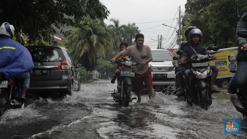 Air mulai menggenangi perumahan Green Garden sejak jam 1 malam