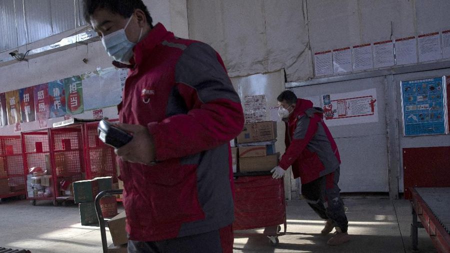 Virus corona membuat warga di China memilih menetap di rumah. E-commerce menjadi andalan warga untuk bertahan hidup.