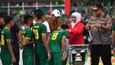 Gubernur Jawa Timur Khofifah Indar Parawansa (kedua kanan) didampingi Kapolda Jawa Timur Irjen Pol Luki Hermawan (kanan) menyerahkan medali juara Piala Gubernur Jatim 2020 kepada Persebaya Surabaya. (ANTARA FOTO/Zabur Karuru)