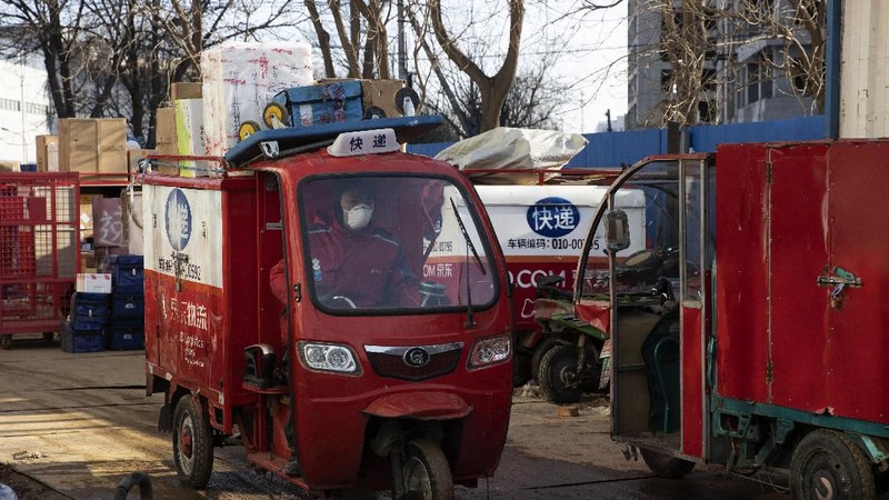 Virus corona membuat warga di China memilih menetap di rumah. E-commerce menjadi andalan warga untuk bertahan hidup.