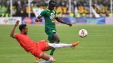 Duel lini tengah antara Makan Konate (Persebaya) dan Rohit Chand (Persija) berlangsung sengit. (ANTARA FOTO/Zabur Karuru)