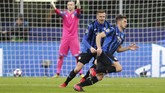 Unggul 2-0, Atalanta terus menyerang. Remo Freuler berhasil membuat Atalanta unggul 3-0 di menit ke-57. (AP Photo/Antonio Calanni)