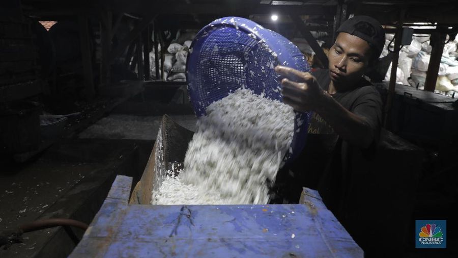 Usaha pengolahan limbah plastik ini cukup menjanjikan, seorang pebisnis ini bisa dapat omzet mencapai Rp40-50 juta per pekan.