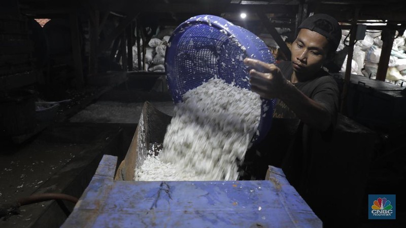 Usaha pengolahan limbah plastik ini cukup menjanjikan, seorang pebisnis ini bisa dapat omzet mencapai Rp40-50 juta per pekan.