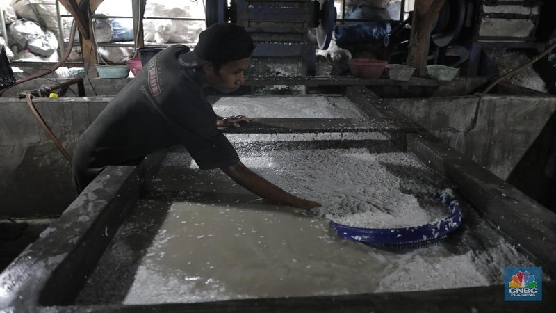Usaha pengolahan limbah plastik ini cukup menjanjikan, seorang pebisnis ini bisa dapat omzet mencapai Rp40-50 juta per pekan.