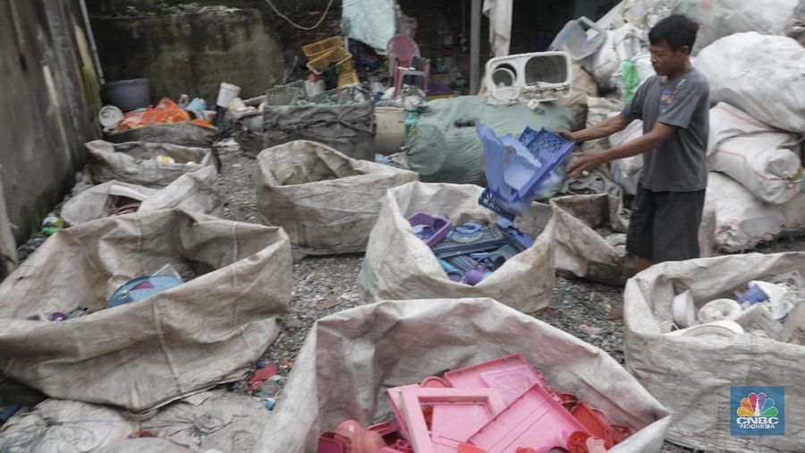 Usaha pengolahan limbah plastik ini cukup menjanjikan, seorang pebisnis ini bisa dapat omzet mencapai Rp40-50 juta per pekan.