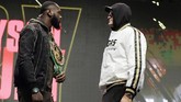Konferensi pers berubah menjadi panas saat Tyson Fury dan Deontay Wilder melakukan face off untuk fotografer. (AP Photo/Isaac Brekken)