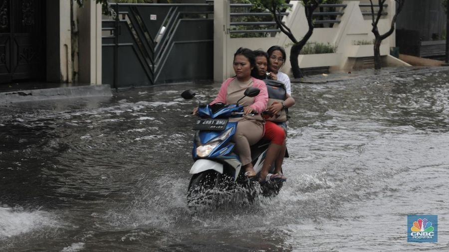 Banjir melanda Jalan Panjang di Jakarta Barat. Akibatnya, perumahan Green Garden, Kedoya, Jakbar banjir setinggi 30 cm, (20/2/2020).

Pantauan CNBC Indonesia di lokasi, kamis (20/2/2020), air menggenang sebetis orang dewasa. 

Pengendara motor yang terjebak banjir terpaksa harus mendorong motornya. 

Banjir tidak membuat nyali pemotor ciut, bahkan pemotor pun berani menerobosnya. 

Air mulai membanjiri perumahan Green Garden sejak jam 1 malam (19/2/2020). Menurut warga, banjir di kawasan tersebut sudah langganan apabila hujan turun seharian. 

Belum ada pihak terkait petugas pengelola tata air khusus jakarta barat yang datang kelokasi banjir. 

Menurut penuturan warga Sulaiman yang bertempat tinggal di perumahan tersebut 