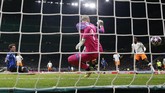 Hans Hateboer berhasil membawa Atalanta unggul di menit ke-16. Umpan Alejandro Gomez diselesaikan dengan akurat oleh Hateboer. (AP Photo/Antonio Calanni)