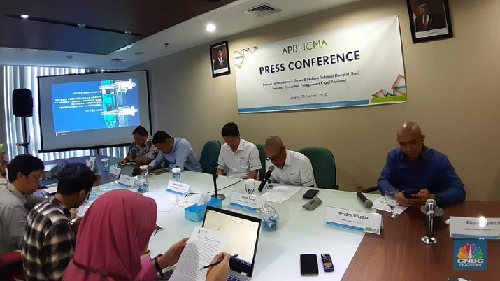 Asosiasi Pertambangan Batubara Indonesia menggelar konferensi pers berisi pernyataan sikap APBI terkait dampak kewajiban penggunaan kapal nasional terhadap ekspor batubara (CNBC Indonesia/Anisatul Umah)