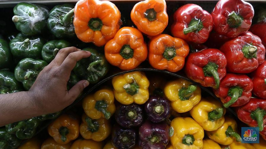 Petugas Swalayan mengecek buah dan sayuran di Supermarket Kawasan Tangerang Selatan, Kamis (20/02/2020). Pemerintah berupaya melakukan peningkatan produksi buah-buahan dalam negeri dan diharapkan tidak hanya dilakukanuntuk mendongkrak ekspor. (CNBC Indonesia/Muhammad Sabki)