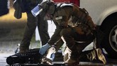 Polisi mengerahkan 30 mobil untuk memburu pelaku yang dilaporkan berhasil melarikan diri. (AP Photo/Michael Probst)