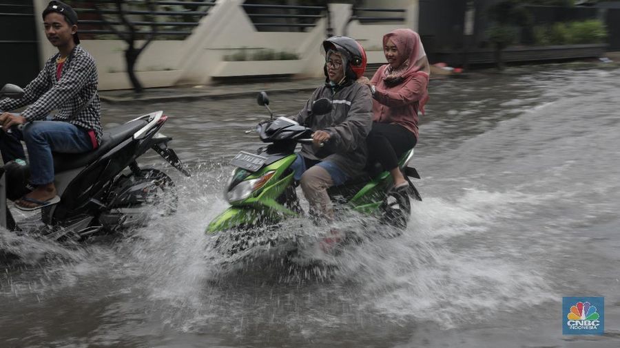 Banjir melanda Jalan Panjang di Jakarta Barat. Akibatnya, perumahan Green Garden, Kedoya, Jakbar banjir setinggi 30 cm, (20/2/2020).

Pantauan CNBC Indonesia di lokasi, kamis (20/2/2020), air menggenang sebetis orang dewasa. 

Pengendara motor yang terjebak banjir terpaksa harus mendorong motornya. 

Banjir tidak membuat nyali pemotor ciut, bahkan pemotor pun berani menerobosnya. 

Air mulai membanjiri perumahan Green Garden sejak jam 1 malam (19/2/2020). Menurut warga, banjir di kawasan tersebut sudah langganan apabila hujan turun seharian. 

Belum ada pihak terkait petugas pengelola tata air khusus jakarta barat yang datang kelokasi banjir. 

Menurut penuturan warga Sulaiman yang bertempat tinggal di perumahan tersebut 
